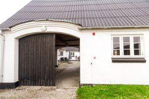 Porten til Paideia - et opholdssted for børn og unge med omsorgssvigt og særlige behov på Sjælland. Søger du efter opholdssteder eller bosteder for unge med problemer, så kontakt os!